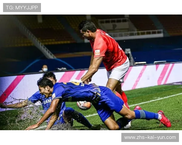 雨战中皮球滑脱，门将扑救失误致滑稽乌龙